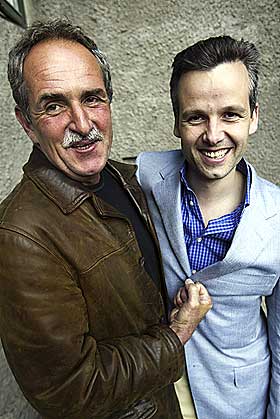  BAKG�RDSBIKKJER: Ari Behn og Jon Michelet var stadig i strupen p� hverandre som motdebattanter p� 90-tallet. N� er alt fryd og gammen igjen. - Alt forandrer seg n�r du f�r barn, sier Behn.