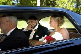 STASBIL: Hans-Erik Dyvik Husby og Heidi Riise kj�rte en flott Mercedes p� vei til middagen.