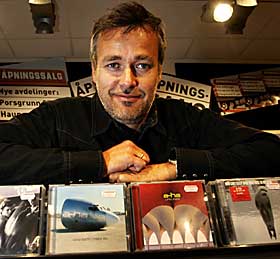 SKRIVER OM A-HA: Journalist og skribent Jan Omdahl jobber med det som skal bli ei praktbok om a-ha. -  Jeg har f�tt et innblikk i deres liv som ingen andre journalister tidligere har f�tt.
