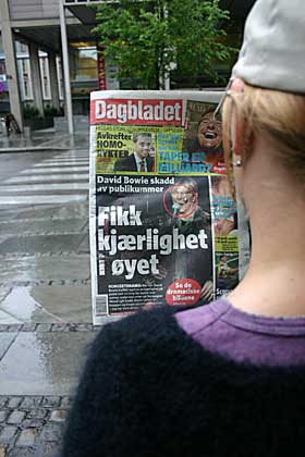  UHELDIG:  -  Jeg har jo v�rt Bowie-fan siden jeg var 12 �r. Har sett ham live �tte ganger. St�tt og gr�tt til sangene hans. Det er absolutt ingen artist jeg setter h�yere, forteller kvinnen som hadde kj�rligheten som traff Bowie. Foto: Gunnar Hagen  TRUFFET:  David Bowie under konserten fredag kveld. Her har kj�rligheten rammet �yet hans.
