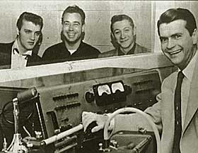  I STUDIO: Sam Phillips (t.h.) oppdaget Elvis'       potensial og spilte inn hans f�rste l�ter. Phillips var en pioner som brakte fram en rekke artister.  I midten Scotty Moore og Bill Black.