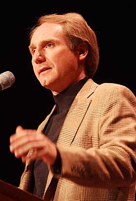 DAN BROWN: - Forfatteren har slurvet med researchen, sier Bjørn Are Davidsen. Han forteller at Brown har basert seg på 3-4 bøker som han til og med ikke har klart å skrive av riktig. Han synes det er merkelig at forfatteren på side 11 i boka hevder at det han skriver er fakta og at anmelderne går på det.