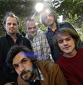 LITT AV HVERT: The National Bank har laget et særegent album. Øverst fra venstre: Martin Horntveth, Morten Qvenild, Nikolai Eilertsen, Lars Horntveth og Thomas Dybdahl.