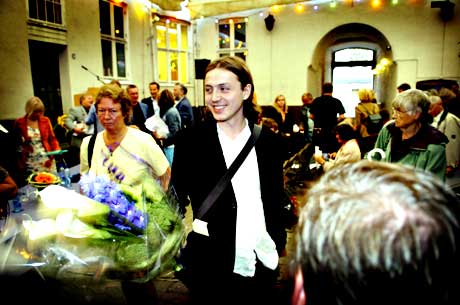 GLAD: Nils-�ivind Haagensen beholdt veska p� selv da han fikk �re, blomster og en liten sjekk med et stort bel�p p� i Gyldendals bakg�rd i dag.