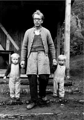  VANSKELIG LIV: Aksel Sandemose med s�nnene Espen og J�rgen p� Kj�rkelvik. Espen d�de bare ni �r gammel. J�rgen har skrevet biografi om sin far.