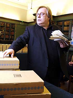  KRITISK: Ingar Sletten Kolloen, her med flere kasser med unike Hamsun-brev, har valgt � utelate opplysningen om at Ellinor Hamsun ble lobotomert i sin Hamsun-biografi.