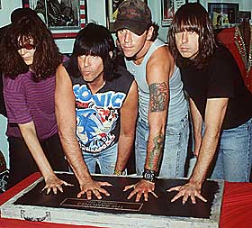 HELTER: I �r er det 30 �r siden The Ramones s� dagens lys. Her hylles gutta for sin innsats. Fra venstre Joey Ramone, Marky Ramone, C.J. Ramon og Johnny Ramone.