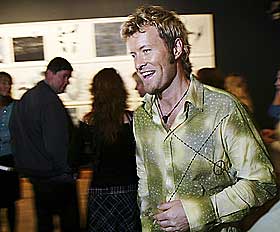  TILBAKELENT: Der a-ha ville strukket opp storslagne poptabl�er, holder Magne Furuholmen tilbake. I stedet lar han poptriksene sine liksom bare sive forsiktig ut i musikken, skriver v�r anmelder. Her er Furuholmen fotografert under lanseringen p� Henie Onstad Kunstsenter.
