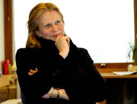 I SKAPET: Det er p� tide at professoren kommer ut av skapet. Janne Haaland Matlary er m�rkemennenes f�rstedame, skriver Martine Aurdal.