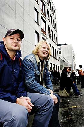 P� SKOLEN: Erlend Loe og Aslak Sira Myhre var lesehester da de var 15. 
Representert i prosjektet �rein tekst (.txt)� er ogs� Douglas Adams, Ari Behn, Joseph Conrad, Fjodor Dostojevskij, Ben Elton, Frode Grytten, Gabriel Garc�a Marquez, Mikal Niemi, Lars Ramsli, Arild Rein, �sne Seierstad, Zadie Smith, Patrick S�skind, Ragnfrid Trohaug og Linn Ullmann. Ville du klart � se forskjellen p� dem?
