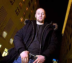 FILMSUKSESS: Aksel Hennie (28) nyter stor suksess med spillefilmen �Uno�. 28-�ringen ble d�mt for tagging i 1996, og utst�tt av milj�et fordi han la kortene p� bordet i avh�r.