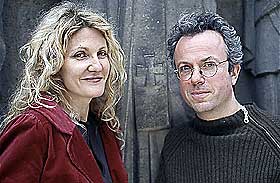  GRANSKET MED LUPE:  Journalisten Marie-France Etchegoin og filosofen og sosiologen Fr�d�ric Lenoir har �etterforsket Dan Browns etterforskning�, millionbestselgeren �Da Vinci-koden�.