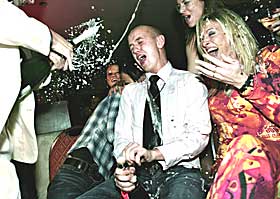 FINALEFEST: - Et verdig punktum, mente Pål Håndlykken, som dynket en leende vinner i champagne.