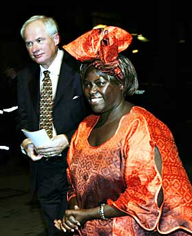 FARGERIK: Nobelprisvinner Wangari Maathai kom i fargerike gevanter og ble tatt i mot av direkt�r Geir Lundestad i Nobelinstituttet i g�r kveld.