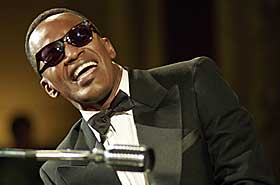 NOMINERT X 3: Jamie Foxx, her som Ray Charles, er allerede historisk. Han kan stikke av med tre priser.