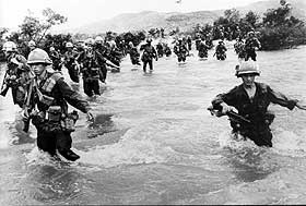  VIETNAMKRIGEN: Amerikanske soldater krysser en elv Ben Khe i 1968.