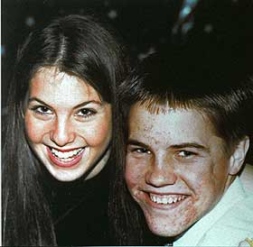DREPTE SIN NYF�DTE: Kj�resteparet Amy Grossberg og Brian Peterson drepte sin nyf�dte s�nn p� et motellrom i Delaware i USA i 1996. De fikk 30 og 24 m�neders fengsel.