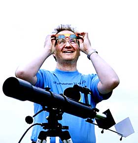  FANTASTISK:  Astronom Knut J�rgen R�ed �degaard ber alle st� opp tidlig p� l�rdag og f� med seg solform�rkelsen. 