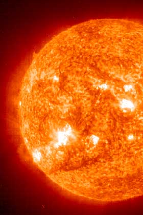 P� MED BRILLENE IGJEN:  Flere gigantiske solflekker ruller n� over sola.
