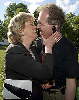 FIKK JA: Anne-Mette Sannes sa et stjerneklart ja til frieriet fra Knut J�rgen R�ed �degaard i Frognerparken i dag.