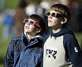 NOE NYTT UNDER SOLEN: Omkring to tusen skuelystne hadde m�tt fram i Frognerparken f�r jobb eller skole for � se Venus passere Sola.