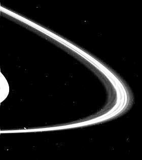 DE F�RSTE SATURN-BILDENE: Dette er en del av Saturns ringer fotgrafert med superkamera av Cassini-sonden fra den opplyste siden. 

 Se flere bilder hos NASA
