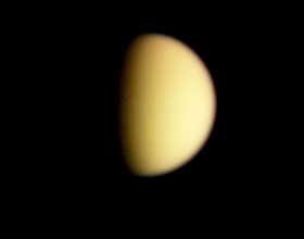 TITAN: Saturns st�rste m�ne fotografert idet Cassini n�rmer seg.
