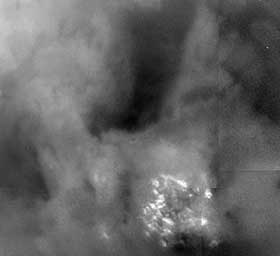 F�RSTE N�RBILDE: Et gr�tt skylag p� st�rrelse med Polen ligger mellom Cassini og overflaten.
