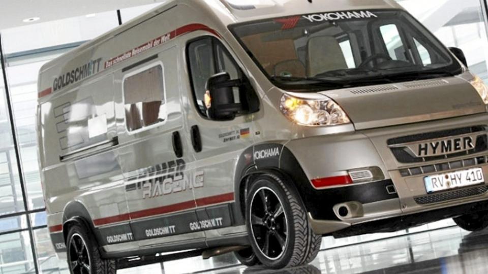 HYMER RACING: Sjekk speilet i 2010 - dette er bobilen som h�rer hjemme i forbikj�ringsfeltet. Foto: Goldschmitt/Hymer