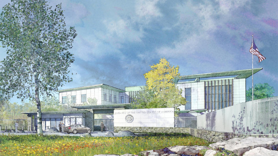 BEDRE PLASS: Ambassadekomplekset p� Husebyskogen blir p� 7500 kvadratmeter. Hovedbygningen, som man ser fronten av p� denne tegningen, blir maksimalt 13 meter h�y if�lge planene. Tegning: US State Departement