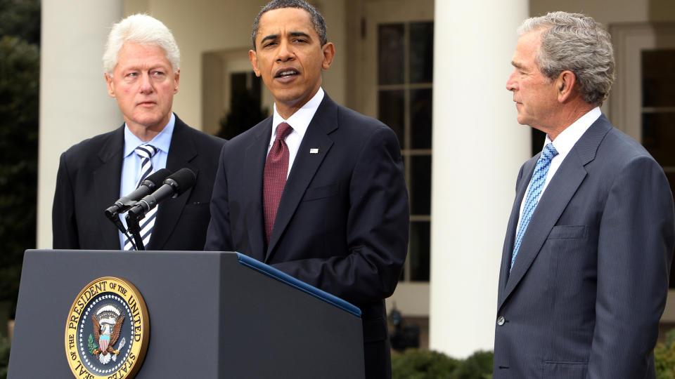 VANSKELIG: Barack Obama, her omgitt av Bill Clinton og George W. Bush, har f�tt en kraftig bekymring i natt. Demokratene tapte det viktige setet i Senatet. Foto: REUTERS/Larry Downing/SCANPIX