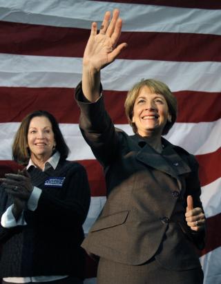 SEIER'N PÅ FORSKUDD: Martha Coakley får nå kritikk for å ha sovet i timen, og latt motkandidaten hente inn forspranget hun hadde. Foto: AP Photo/Elise Amendola/SCANPIX SEIER'N PÅ FORSKUDD: Martha Coakley får nå kritikk for å ha sovet i timen, og latt motkandidaten hente inn forspranget hun hadde. Foto: AP Photo/Elise Amendola/SCANPIX