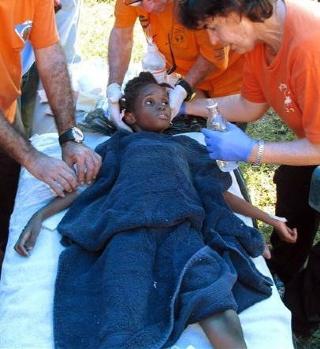 MANGE SKADET: Haitiske Jessica Hartelin (6) kunne ikke r�re p� seg mandag kveld da hun ble f�rt til Port-au-Prince-staduion, der israelske hjelpearbeidere har satt opp klinikk. Jenta ble dratt ut fra ruinene seks dager etter jordskjelvet etter at bygningen hun var i raste sammen. Foto: EPA/ISRAAID/Scanpix
