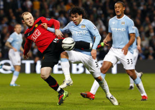 SNART TROFEER: Carlos Tevez gleder seg til City vinner noe. Det er snart 34 �r siden sist. Foto: REUTERS/Phil Noble
