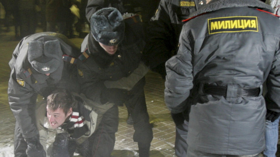 24 ARRESTERT: Russisk politi legger en mann i bakken under en demonstrasjon i sentrum av Moskva tirsdag. Foto: REUTERS / Sergej Fadejtsjev