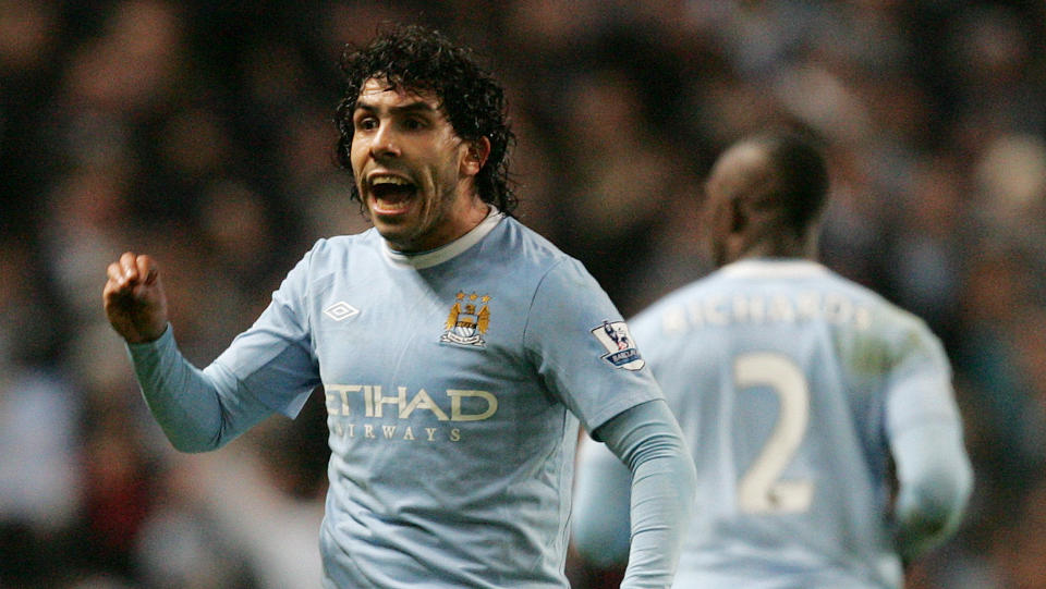 KLAPP IGJEN: Manchester Citys Carlos Tevez snudde seg mot Gary Neville p� sidelinja, og manet til stillhet.Foto: SCANPIX/AP/Tim Hales