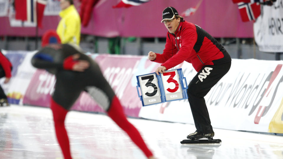KONFLIKT MED L�PER OG LEDER: Her sekunderer Johann Olav Koss under allround-EM p� sk�yter p� Hamar i januar. Foto: Cornelius Poppe / Scanpix