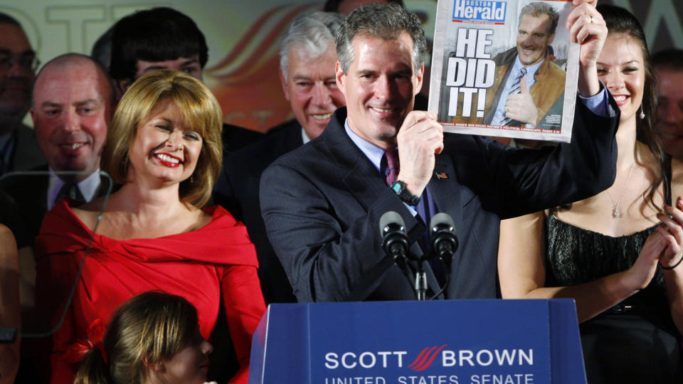 VANT I NATT: Scott Brown holder opp en tidlig utgave av Boston Herald under valgfesten i natt. Foto: Brian Sneyder/Reuters/Scanpix