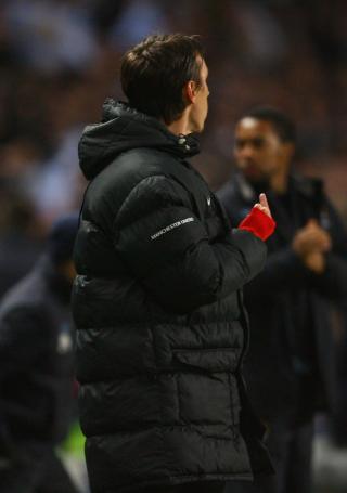 FINGEREN: Dette bildet kan f� Gary Neville i tr�bbel.Foto: Alex Livesey/GETTY IMAGES