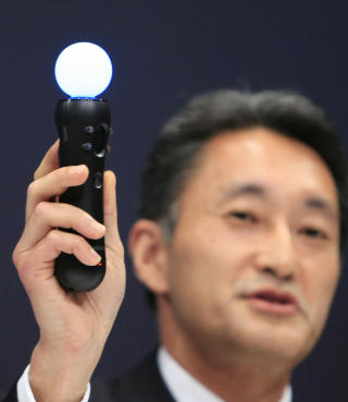 LYSKULE: Her viser Sony-topp Kazuo Hirai fram den nye kontrolleren som vil la deg styre PS3-spill med bevegelser. Foto: SCANPIX