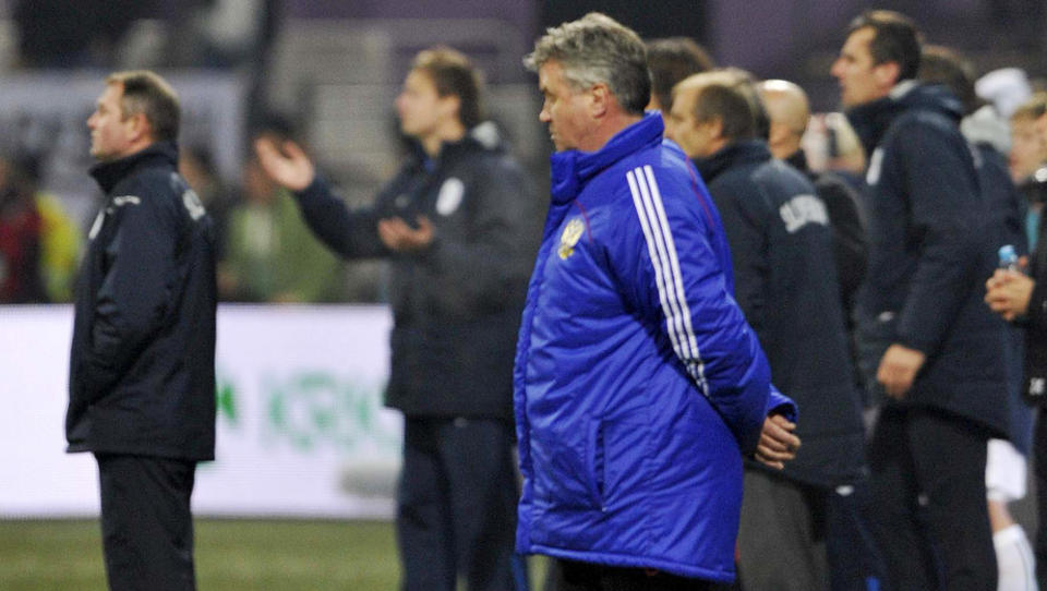HAR KONTRAKT TIL SOMMEREN: Guus Hiddink kan bli ledig p� markedet, agenten sier at den nye fotballpresidenten i Russland �nsker seg en russisk trener som er billigere enn nederlenderen. Foto: REUTERS/Srdjan Zivulovic