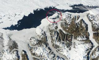 DEN MAGNETISKE NORDPOLEN: Ligger i n�rheten av Ellesmere�ya i Canada. Dette satellittbildet fra NASA viser isflaket Alyes som i 2007 ble brutt l�s. Dette ligger rundt 800 kilometer fra den geografiske Nordpolen. Foto: AFP/NASA