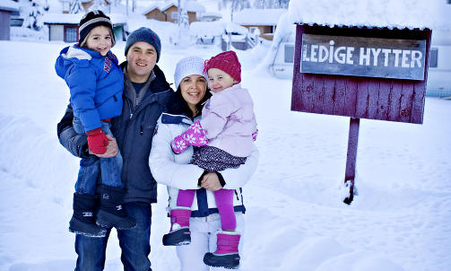 Initiativrike: Familien Willemse, med Joep (4), Jeroen (36), Petra (36) og Nourtje (3) har startet restaurant og bygget to jurter etter at de kom til Norge i mars i fjor. Foto: Mette Møller Initiativrike: Familien Willemse, med Joep (4), Jeroen (36), Petra (36) og Nourtje (3) har startet restaurant og bygget to jurter etter at de kom til Norge i mars i fjor. Foto: Mette Møller