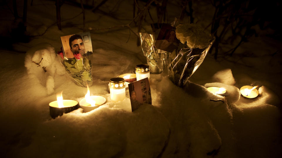 MINNESTUND: I g�r var det n�yaktig ett �r siden Mohammed �Jeddi� Javed (28) ble funnet drept i en utbrent bil p� Haugerud i Oslo. I g�r ble han minnet av venner p� �stedet. Foto: TORBJ�RN GR�NNING