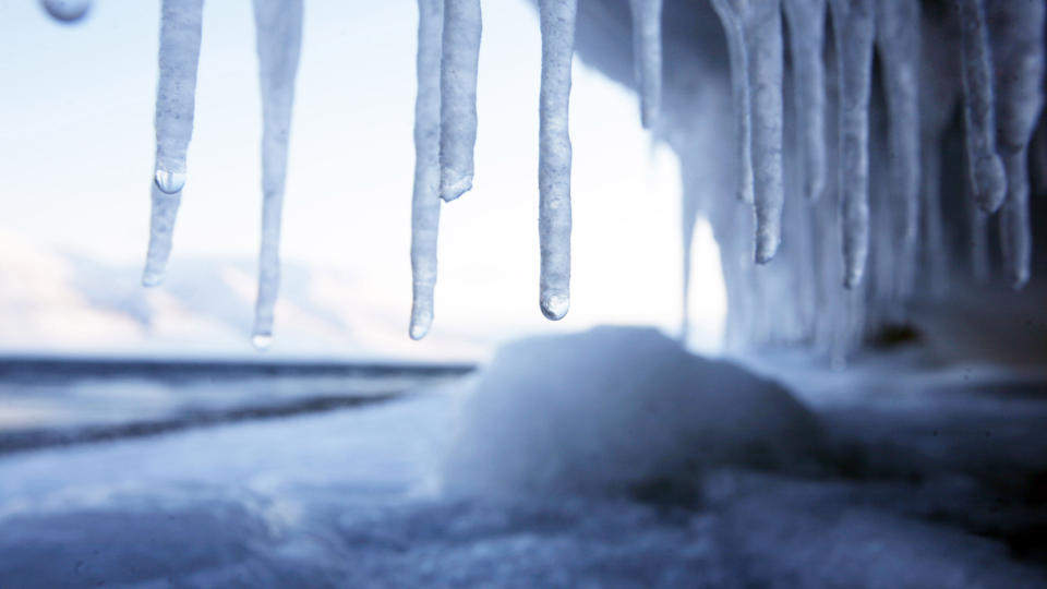 KALDT, MEN LIKEVEL VARMERE: Den kalde norske vinteren betyr ikke at den global oppvarmingen er avlyst, sier forskere. Men Greenpeace omd�per den til klimaendringer for � gj�re livet litt vanskeligere for klimaskeptikerne. Illustrasjonsfoto: AP/SCANPIX.