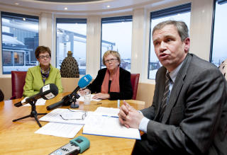 HASTEM�TE: Samferdselsminister Magnhild Meltveit Kleppa (Sp) hadde torsdag innkalt jernbanedirekt�r Elisabeth Enger (t.v) og konsernsjef i NSB, Einar Enger (t.h) til et hastem�te om problemene i togtrafikken. Foto: Scanpix
