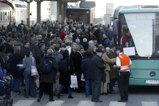 KAOS-VINTER: S� langt har kaos preget NSBs togtrafikk p� �stlandet. Her er fortvilede reisende p� jakt etter buss for tog. Foto: Scanpix