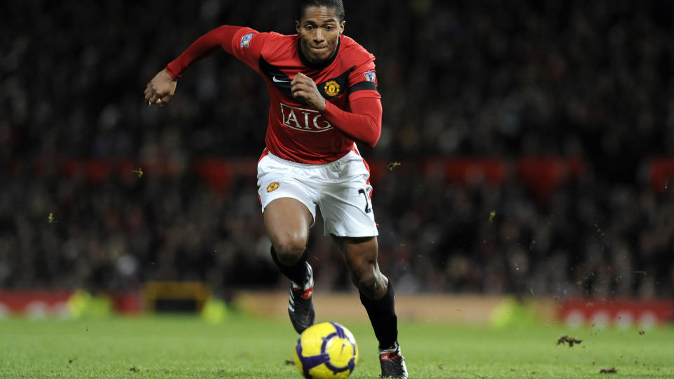 GJELDA FORTSETTER � �KE: For f�rste gang passerer Manchester United 700 millioner pund i gjeld. �kningen fra forrige regnskaps�r til n� tilsvarer 17,5 millioner pund - omtrent det samme som Antonio Valencia kostet da han ble hentet fra Wigan i sommer. Foto: REUTERS/Nigel Roddis