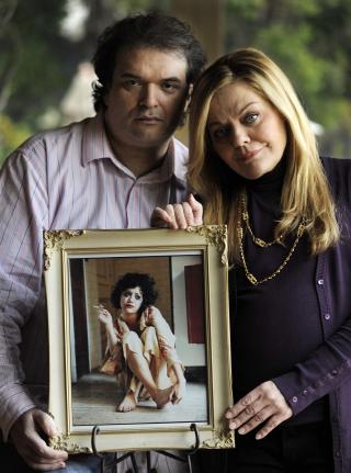 MINNES: Brittany Murphys ektemann, Simon Monjack, avbildet med moren Sharon Murphy. Foto: AP Photo/Chris Pizzello/SCANPIX