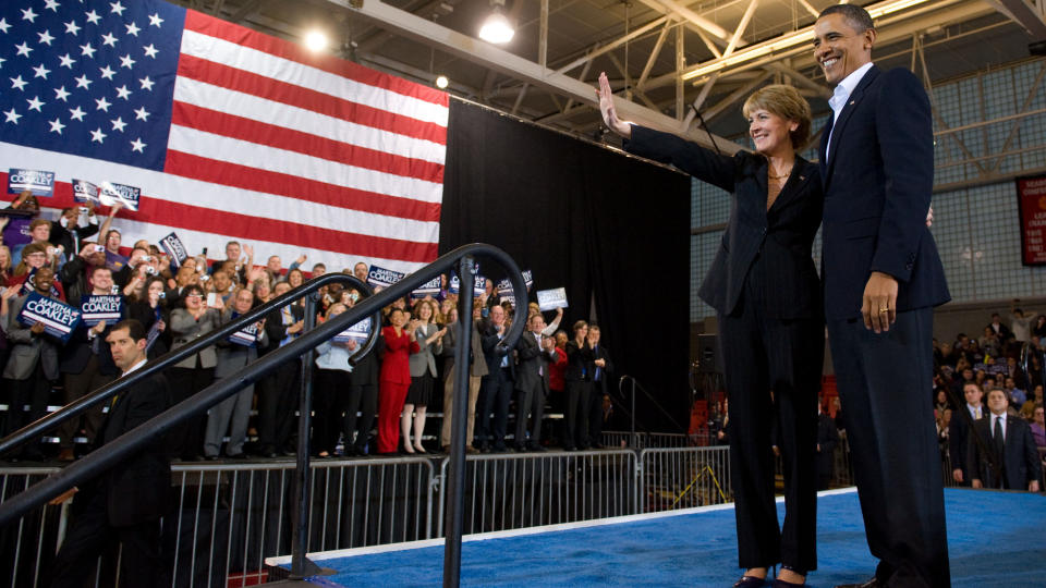 D�RLIG NAPP: Barack Obama p� stemmesanking for Martha Coakley under et valgkamparrangement i Cabot Center p� Northeastern University i Boston s�ndag. If�lge lokale medier var det 1500 innenfor veggene og et tilsvarende antall utenfor. Men Obama og Coakley klarte ikke � vekke like mye begeistring som republikaneren Scott Brown. Foto: AFP PHOTO / Saul LOEB/SCANPIX